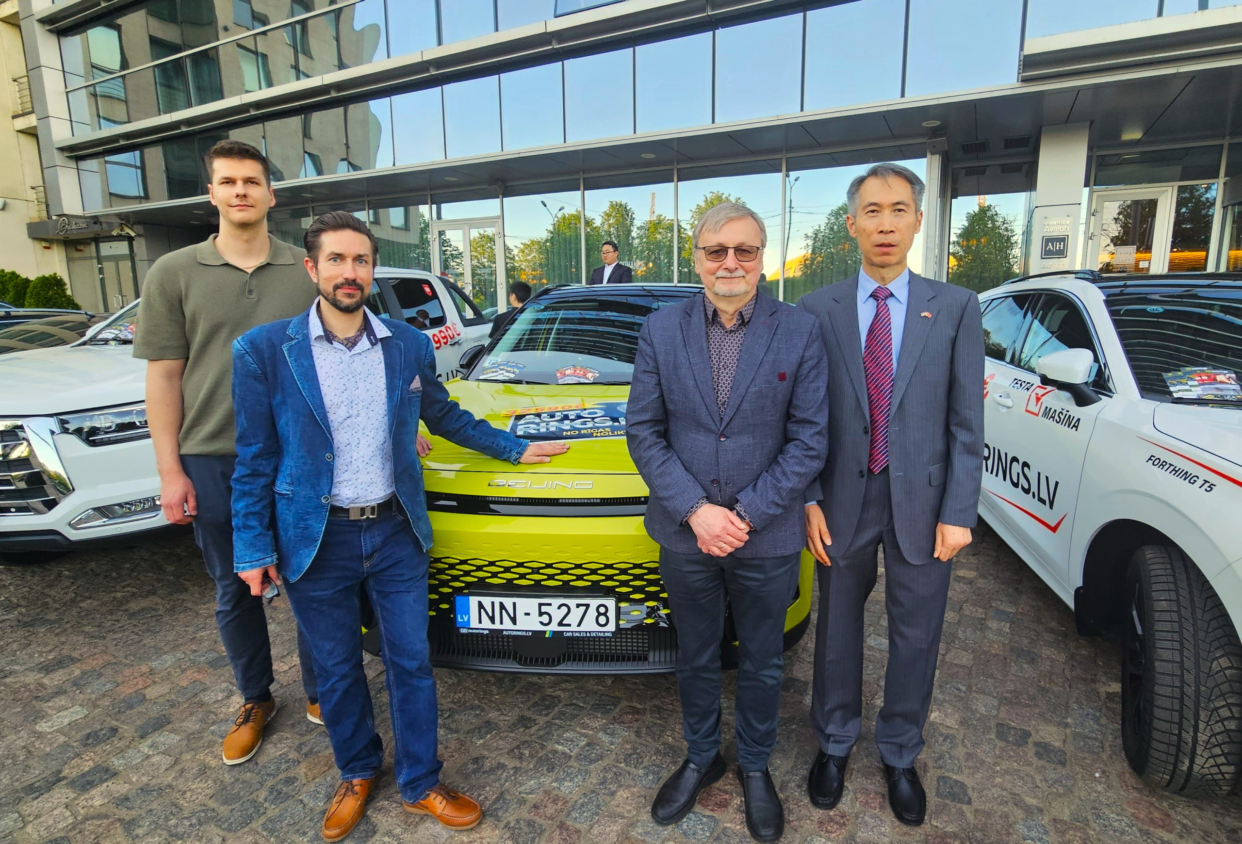 Auto Rings komanda un Ķīnas auto pie viesnīcas Avalon